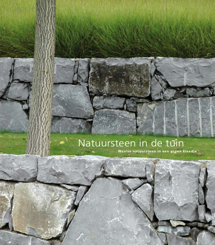 Natuursteen in de tuin. Waalse natuursteen in een groen kleedje (papier) | EdiWall